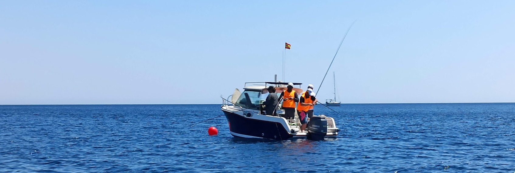 Embarcación fondeada